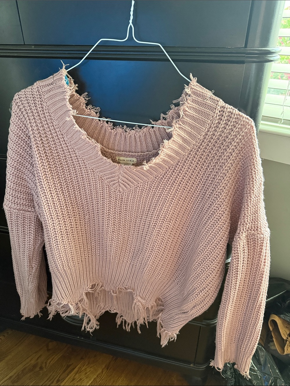 Blank NYC Frayed V-Neck Chunky Knit Sweater in Dusty Pink